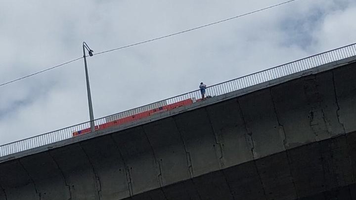 Нижегородец попытался спрыгнуть с Мызинского моста. Его спасли и отправили в полицию