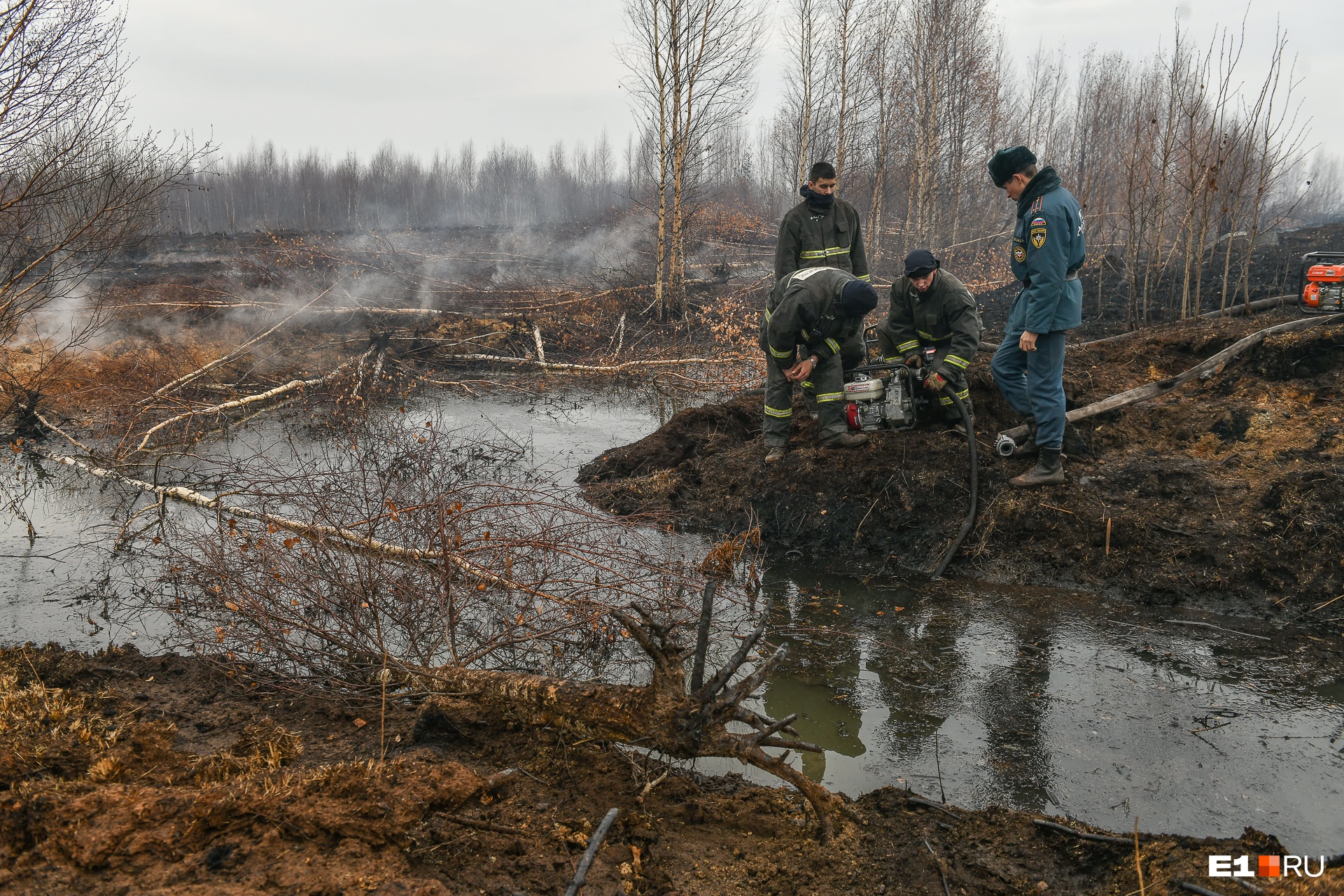 Просто так не залить: спасатели применили хитрую схему тушения пожара, из-за которого задыхается Екатеринбург