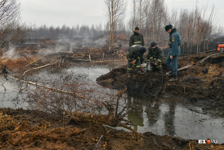 Спасатели наполнили водой старый канал, который вырыли еще при СССР Спасатели наполнили водой старый канал, который вырыли еще при СССР