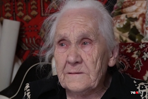 Бабушка вспоминает о былых временах со слезами на глазах Бабушка вспоминает о былых временах со слезами на глазах