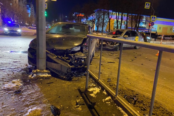 Авария произошла неподалеку от ТРЦ «Гудвин» Авария произошла неподалеку от ТРЦ «Гудвин» 