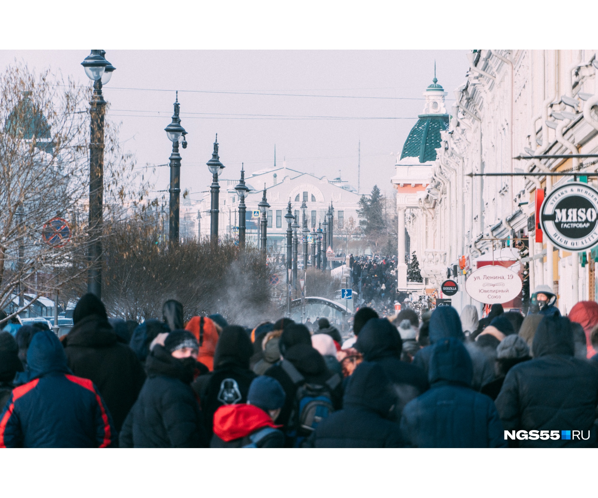 Официально МВД заявляет, что в Омске сегодня собирались около 500 протестующих. Посчитать самим их было довольно сложно из-за того, что люди к Соборной площади шли разными путями Официально МВД заявляет, что в Омске сегодня собирались около 500 протестующих. Посчитать самим их было довольно сложно из-за того, что люди к Соборной площади шли разными путями