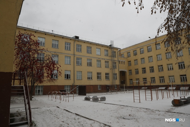 Как сообщили в Министерстве образования, за обслуживание школы отвечает мэрия Новосибирска