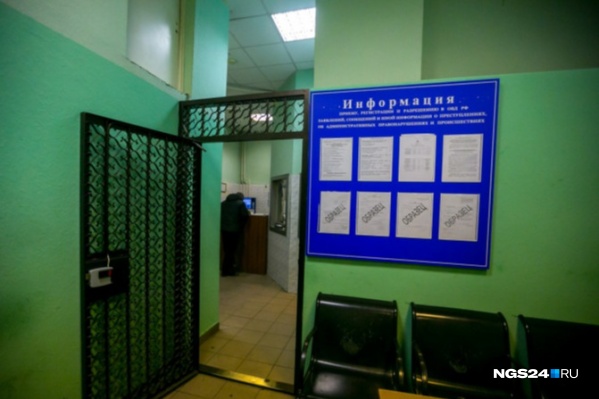 Парни действовали по инструкциям по телефону Парни действовали по инструкциям по телефону