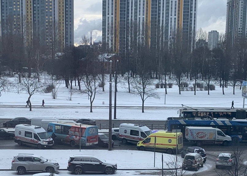 Утренние пробки и ДТП в Петербурге: машина доставки на Славы развернула маршрутку, пострадали пассажиры