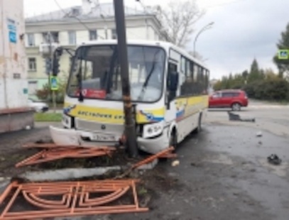 Росгвардия не пропустила ехавший на зелёный автобус, госпитализировали 14 человек. ДТП в Ангарске попало на видео