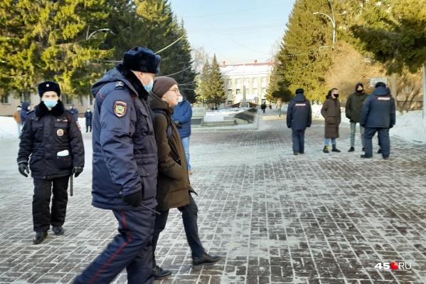 В Кургане второй несогласованный митинг в поддержку Алексея Навального вновь сопровождался задержаниями В Кургане второй несогласованный митинг в поддержку Алексея Навального вновь сопровождался задержаниями