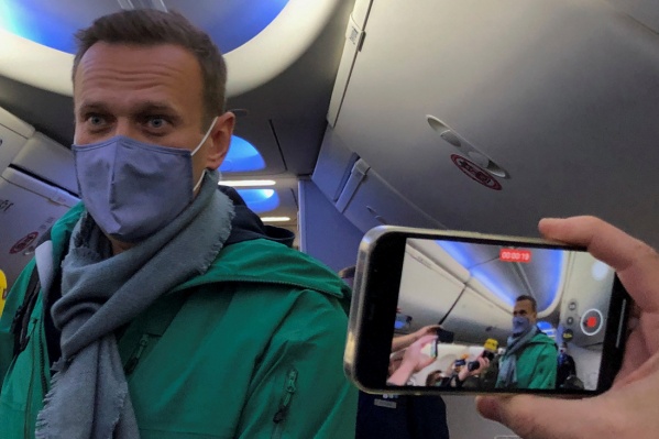 Самолет приземлился в начале девятого часа вечера по московскому времени — на час позже, чем ожидалось Самолет приземлился в начале девятого часа вечера по московскому времени — на час позже, чем ожидалось