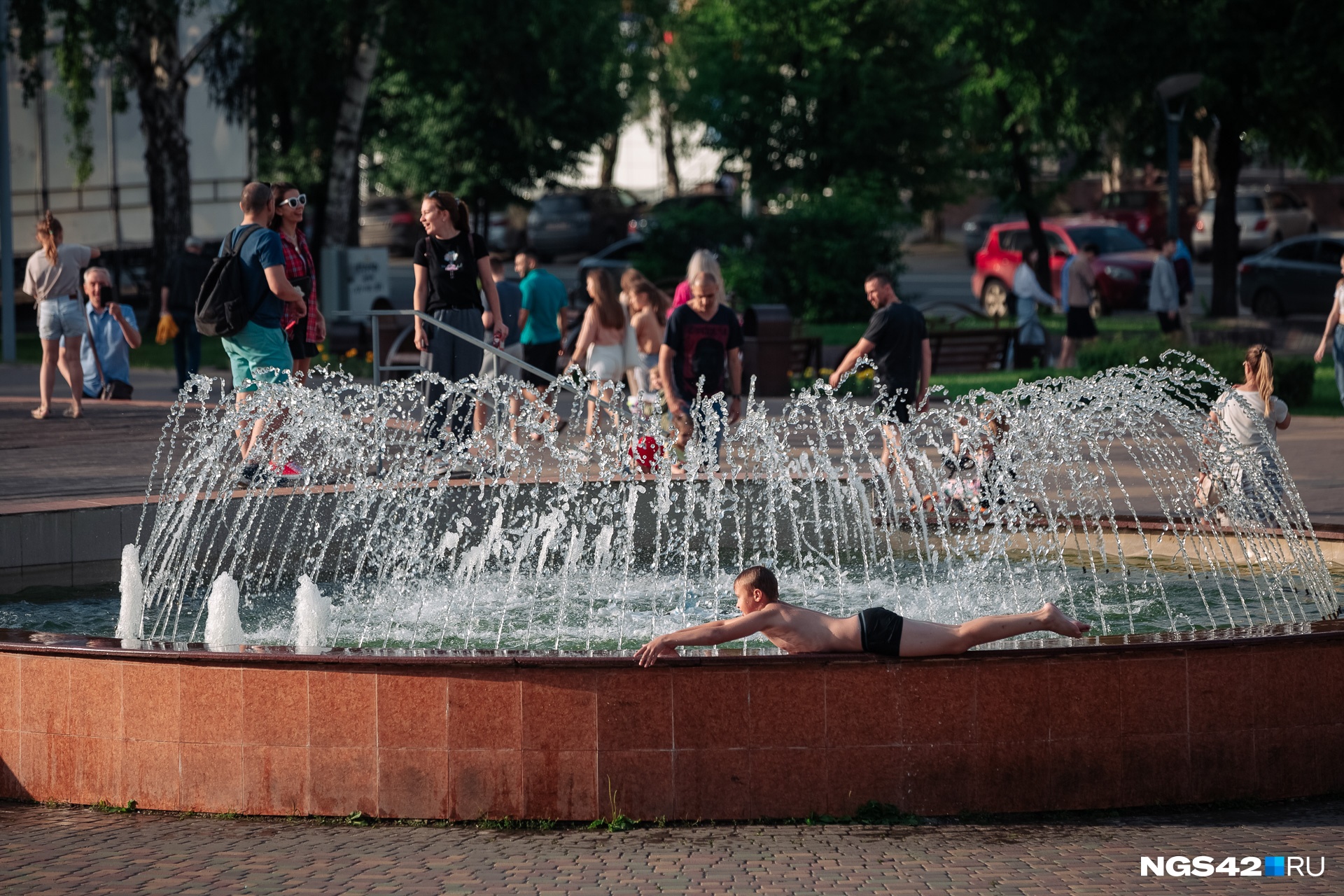Жара в Кемерово: фоторепортаж о том, как кемеровчане ловят теплые денечки