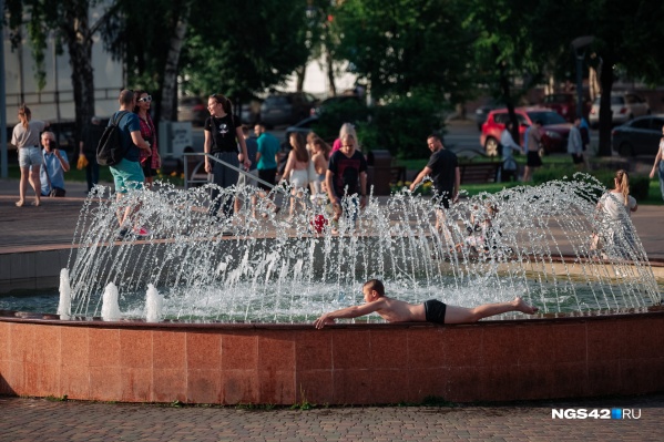 Пока одни спасаются мороженым и холодными лимонадами, другие купаются в фонтанах Пока одни спасаются мороженым и холодными лимонадами, другие купаются в фонтанах