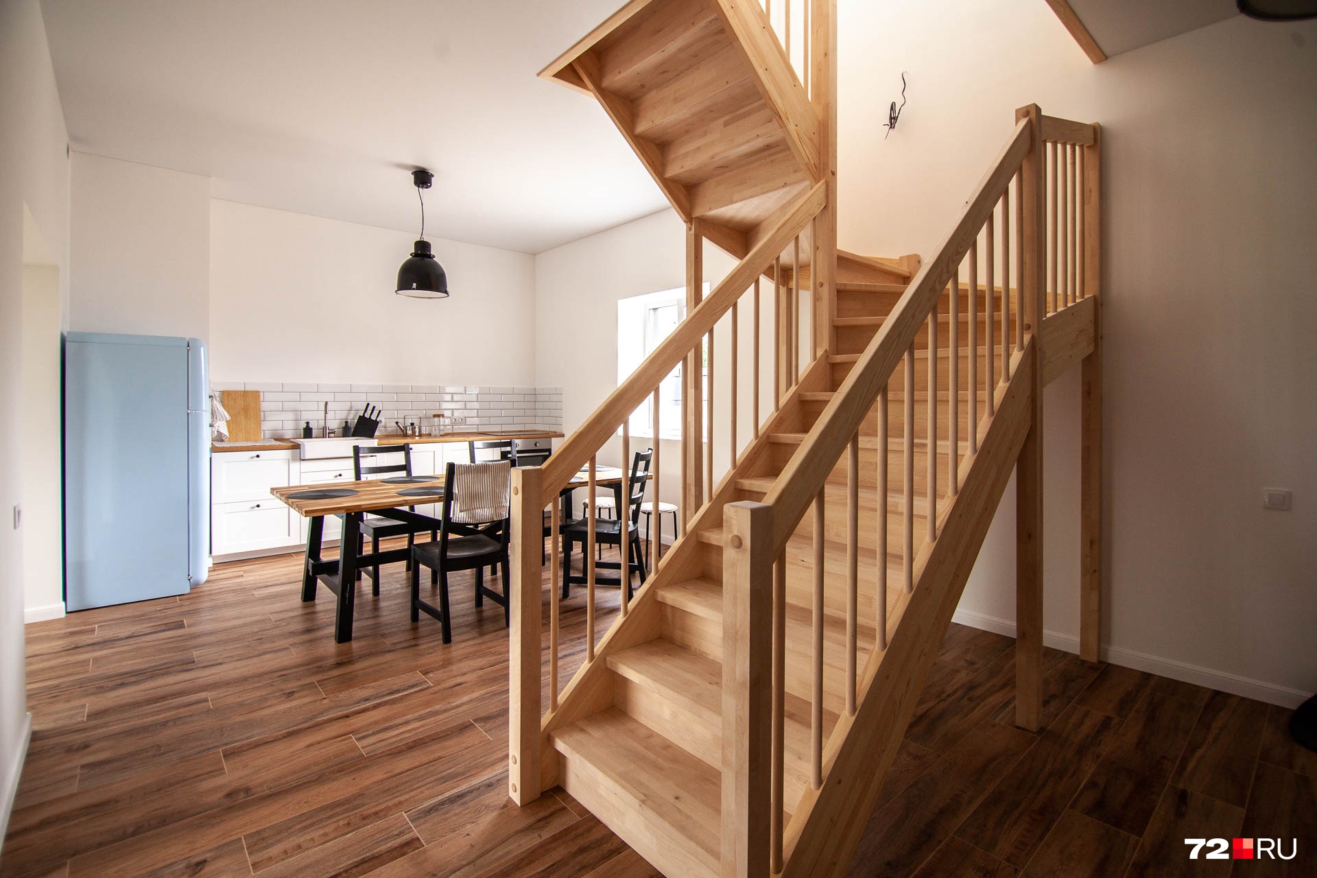 На второй этаж из кухни ведет деревянная лестница. Минимальное количество мебели делает уборку простой и быстрой