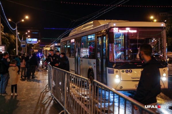 Накопление автобусов будет организовано у площади Ленина и перед Моторостроителем Накопление автобусов будет организовано у площади Ленина и перед Моторостроителем
