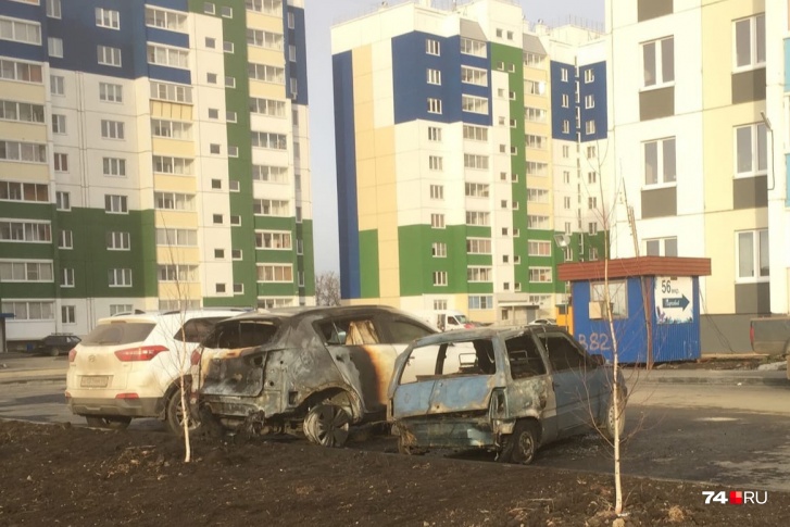 Во дворе были припаркованы три машины, пламя повредило две из них Во дворе были припаркованы три машины, пламя повредило две из них