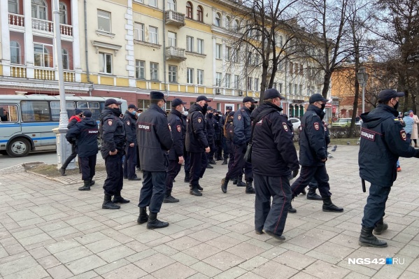 Сотрудники полиции задерживают участников несанкционированного митинга Сотрудники полиции задерживают участников несанкционированного митинга