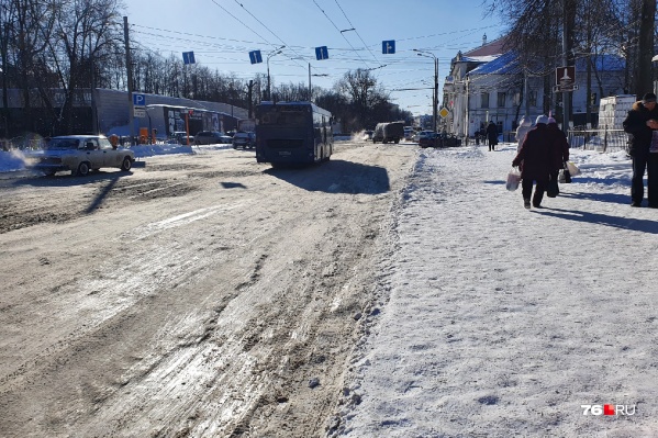 Даже толстым слоем льда не прикрыть дыры на дорогах Ярославля Даже толстым слоем льда не прикрыть дыры на дорогах Ярославля