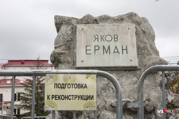 Разваливающийся памятник на братской могиле пока просто огородили Разваливающийся памятник на братской могиле пока просто огородили