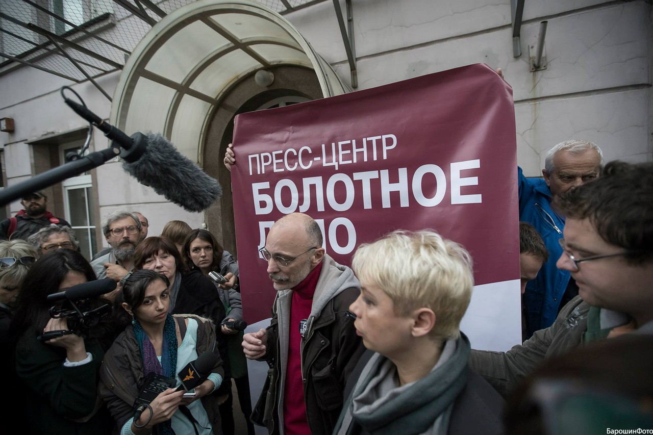 Дмитрий Борко около пресс-центра Болотного дела Дмитрий Борко около пресс-центра Болотного дела