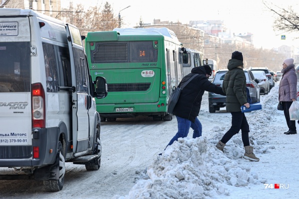 На таких дорогах челябинцам нужна рука помощи. Даже от прекрасного пола На таких дорогах челябинцам нужна рука помощи. Даже от прекрасного пола