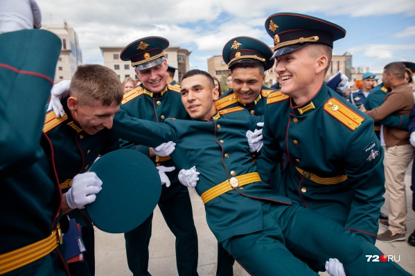 Господа офицеры, с праздником вас! Господа офицеры, с праздником вас!