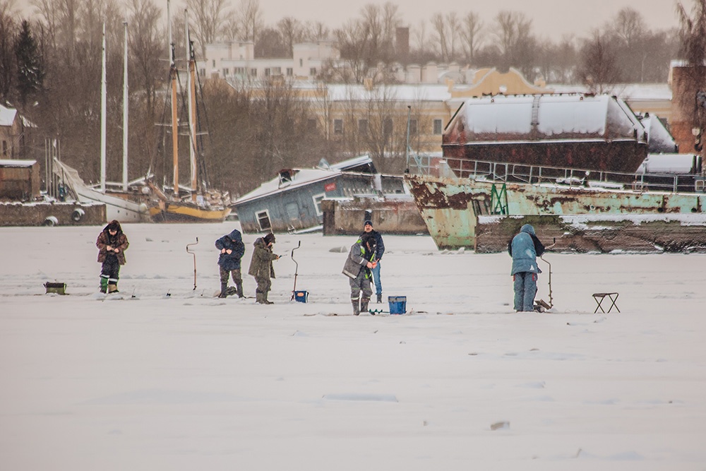 В МЧС любителей зимнего лова назвали «головной болью». Рыбаков на льду недалеко от Ломоносова и Петергофа заставили смотать удочки