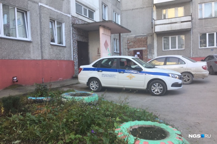Тело женщины накрыли простыней Тело женщины накрыли простыней