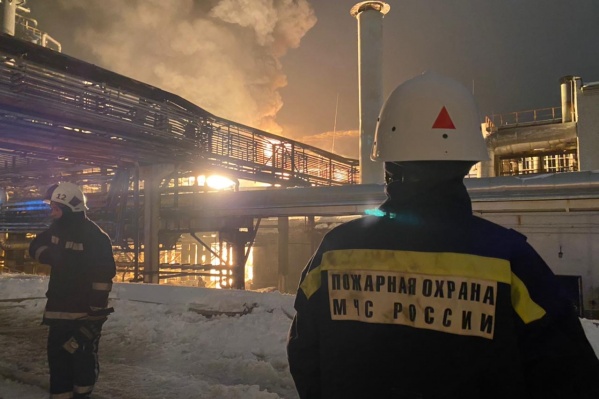 По информации МЧС, загорелись две емкости с нефтепродуктами По информации МЧС, загорелись две емкости с нефтепродуктами