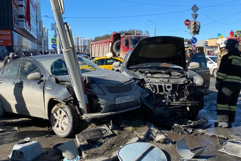 Е1 новости екатеринбурга. Авария в академическом Екатеринбург. ДТП Академический Екатеринбург. ДТП В Екатеринбурге 02.03.2022г.