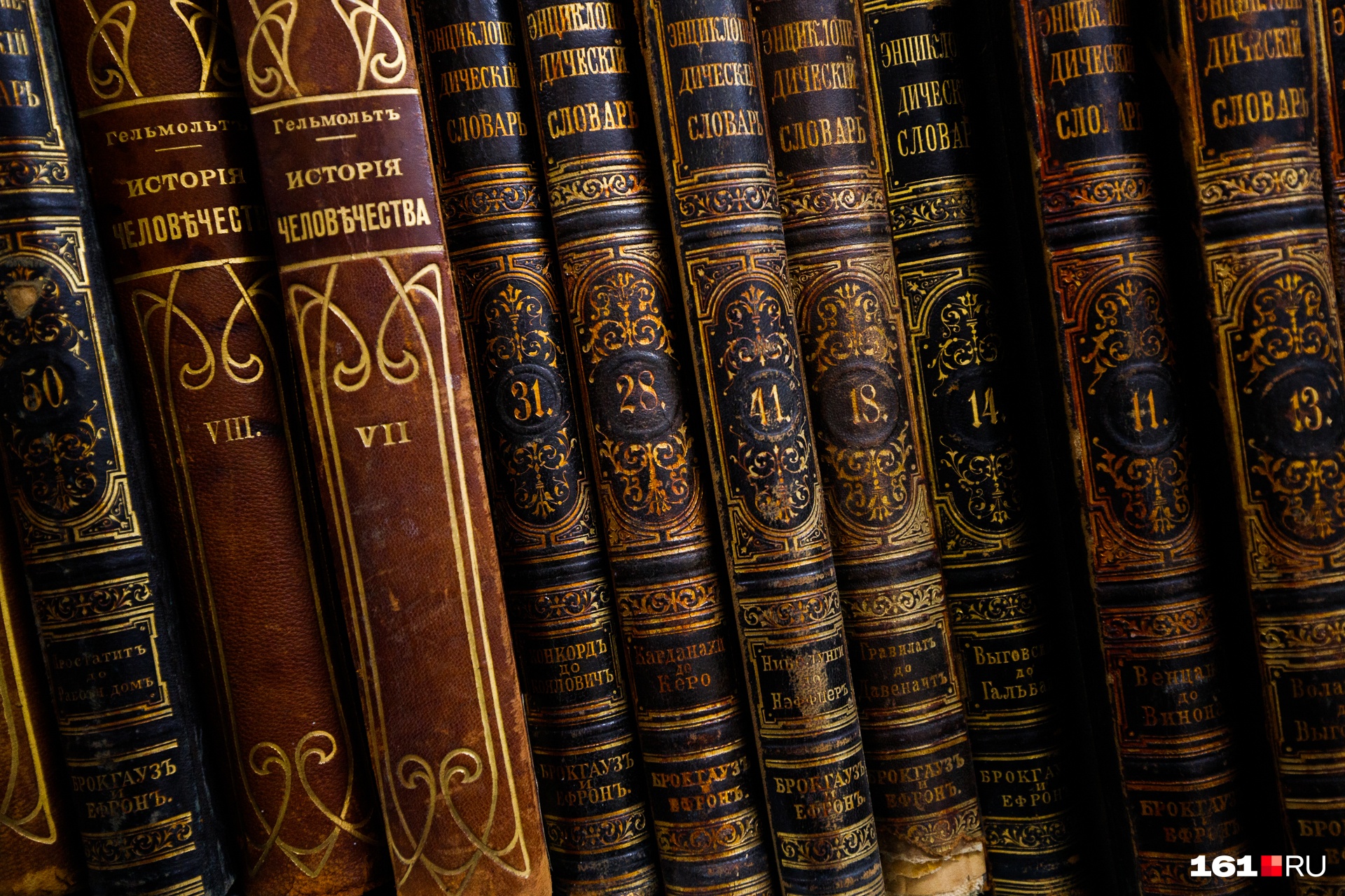На декоре книг раньше не экономили На декоре книг раньше не экономили