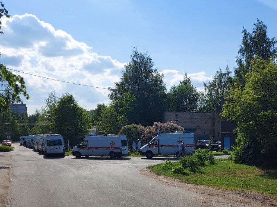 Очередь из скорых к Александровской больнице в Петербурге