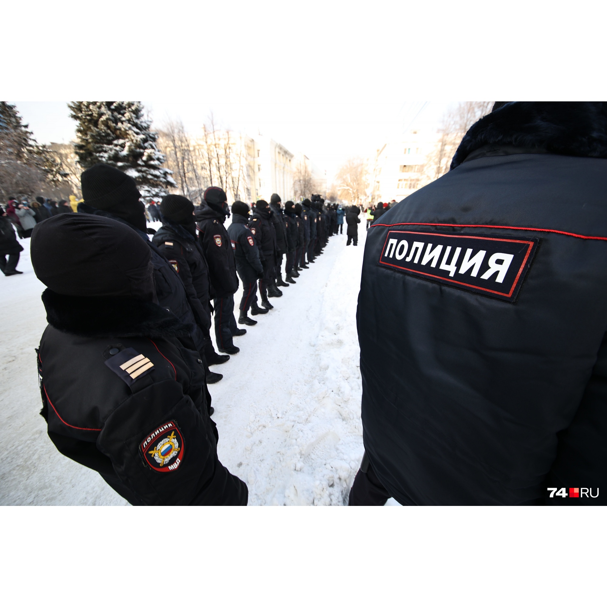 Цепочка по задумке должна была сдержать людей, но толпа сзади напирала Цепочка по задумке должна была сдержать людей, но толпа сзади напирала 