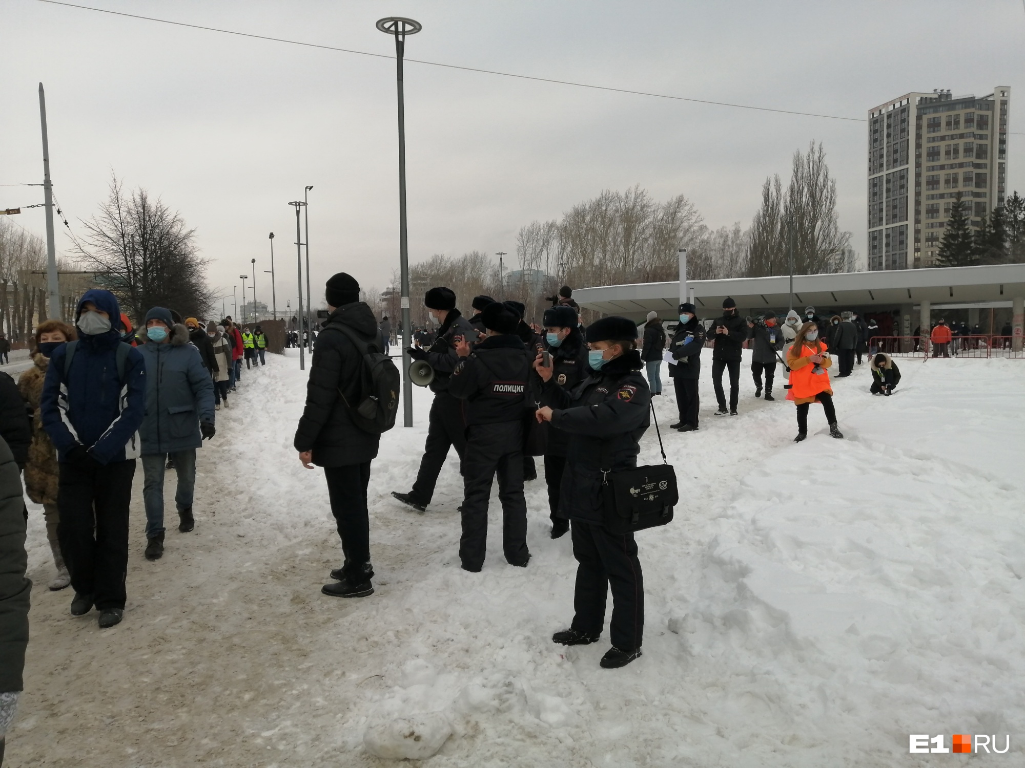 Толпа разделилась на несколько потоков Толпа разделилась на несколько потоков