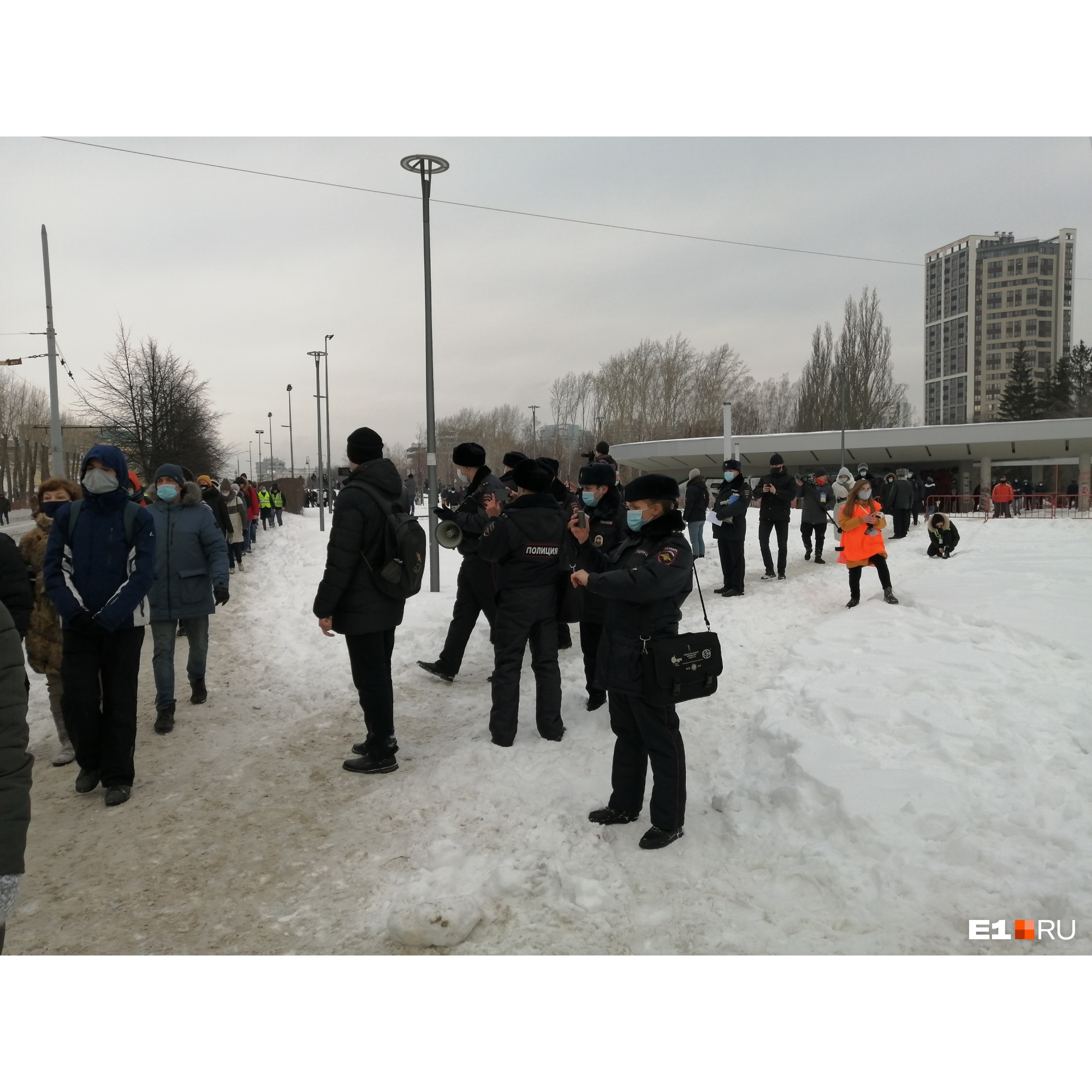 Толпа разделилась на несколько потоков Толпа разделилась на несколько потоков