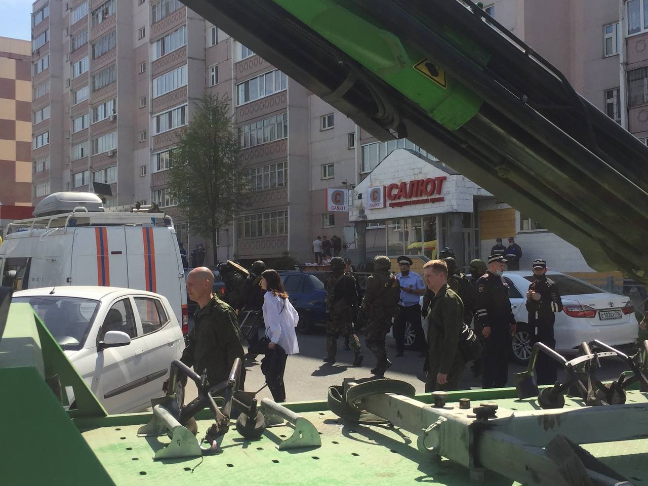 В Казани террорист открыл стрельбу…