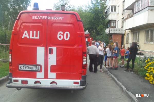 Пожарные вывели на улицу 80 человек, в том числе 15 детей Пожарные вывели на улицу 80 человек, в том числе 15 детей
