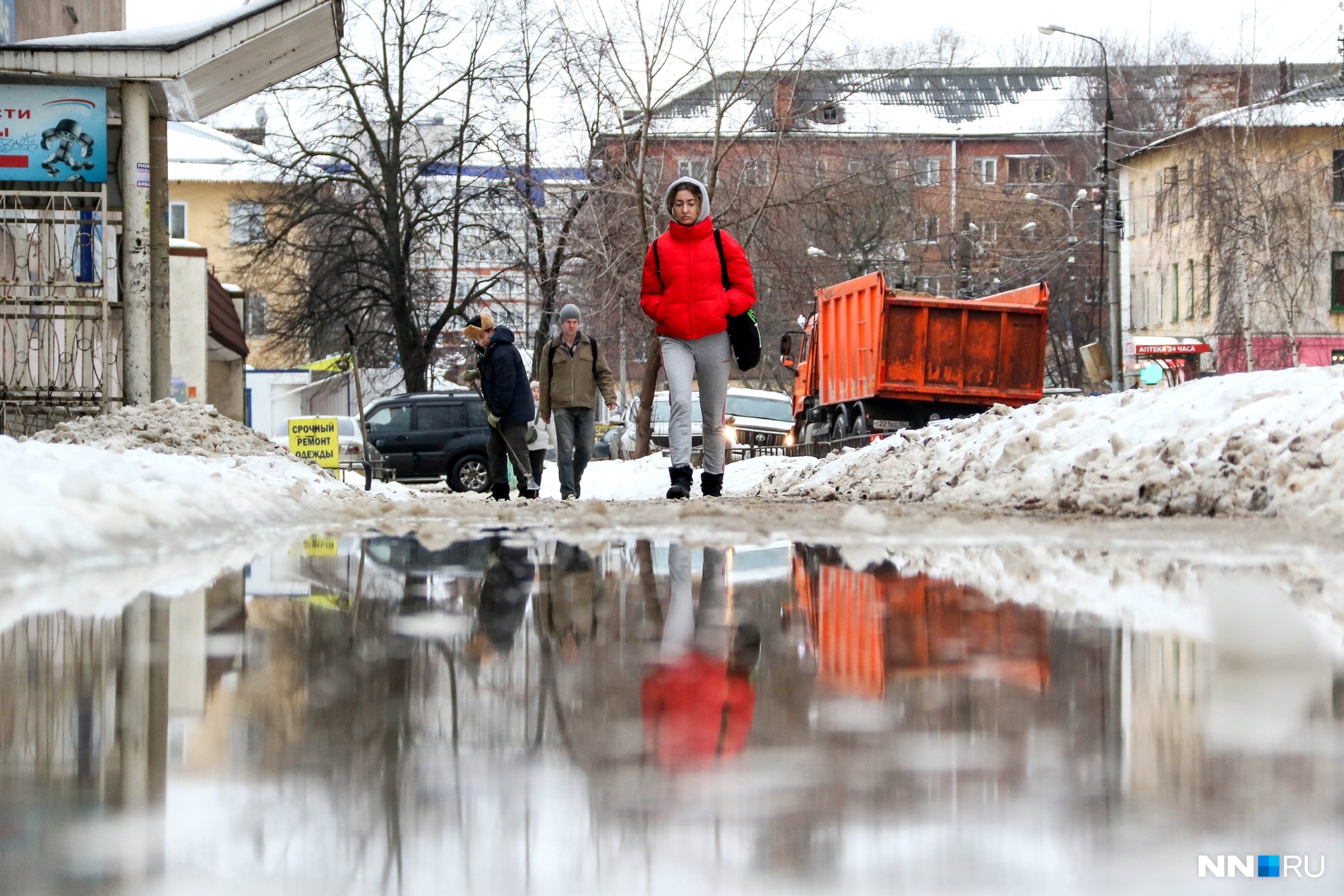 «Искусственно созданная грязь». Фоторепортаж о том, как Нижний Новгород переживает оттепель