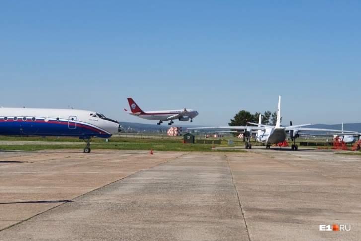 Слева — нос самолета Ту-134 в Кольцово