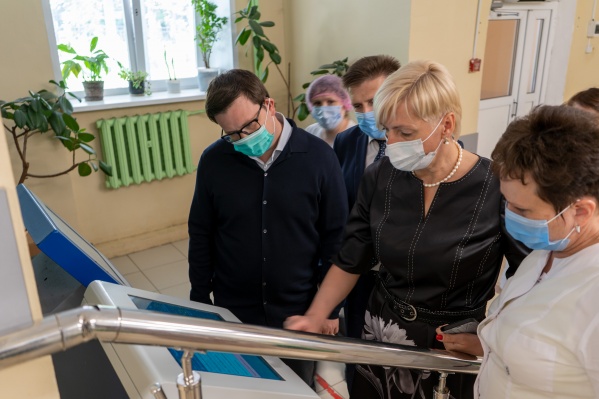Ирина Ивенских и Антон Немкин побывали и в детской школе искусств, где были приятно удивлены количеством дипломов и наград краевых и всероссийских конкурсов Ирина Ивенских и Антон Немкин побывали и в детской школе искусств, где были приятно удивлены количеством дипломов и наград краевых и всероссийских конкурсов