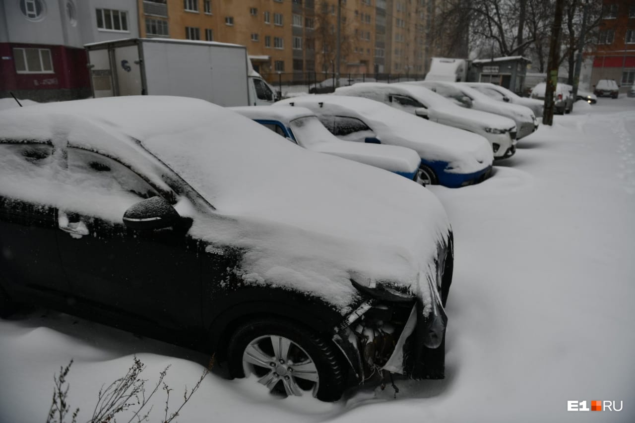 Автолюбителям сегодня придется откапывать свои автомобили на Эльмаше Автолюбителям сегодня придется откапывать свои автомобили на Эльмаше