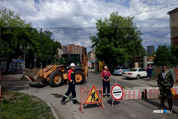 Под проезжей частью улицы Михаила Перевозчикова обнаружено повреждение теплотрассы Под проезжей частью улицы Михаила Перевозчикова обнаружено повреждение теплотрассы