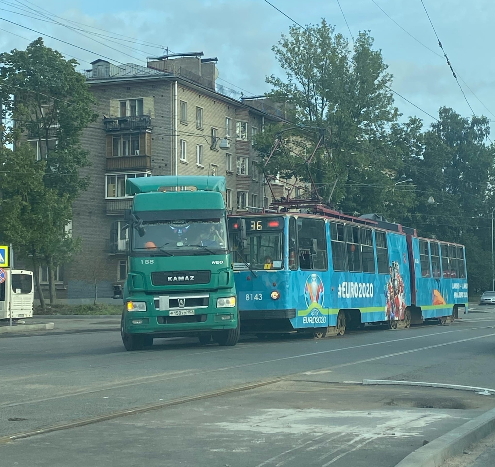 ДТП в сине-зелёных тонах. На Кронштадтской КАМАЗ подставился под трамвай