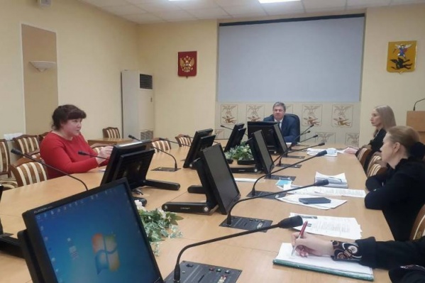 Слева — Римма Зеленина на собеседовании. Ее кандидатуру на должность начальника по благоустройству поддержал глава города Дмитрий Морев Слева — Римма Зеленина на собеседовании. Ее кандидатуру на должность начальника по благоустройству поддержал глава города Дмитрий Морев 