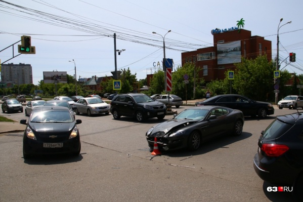 Авария произошла на перекрестке Солнечной и Губанова Авария произошла на перекрестке Солнечной и Губанова