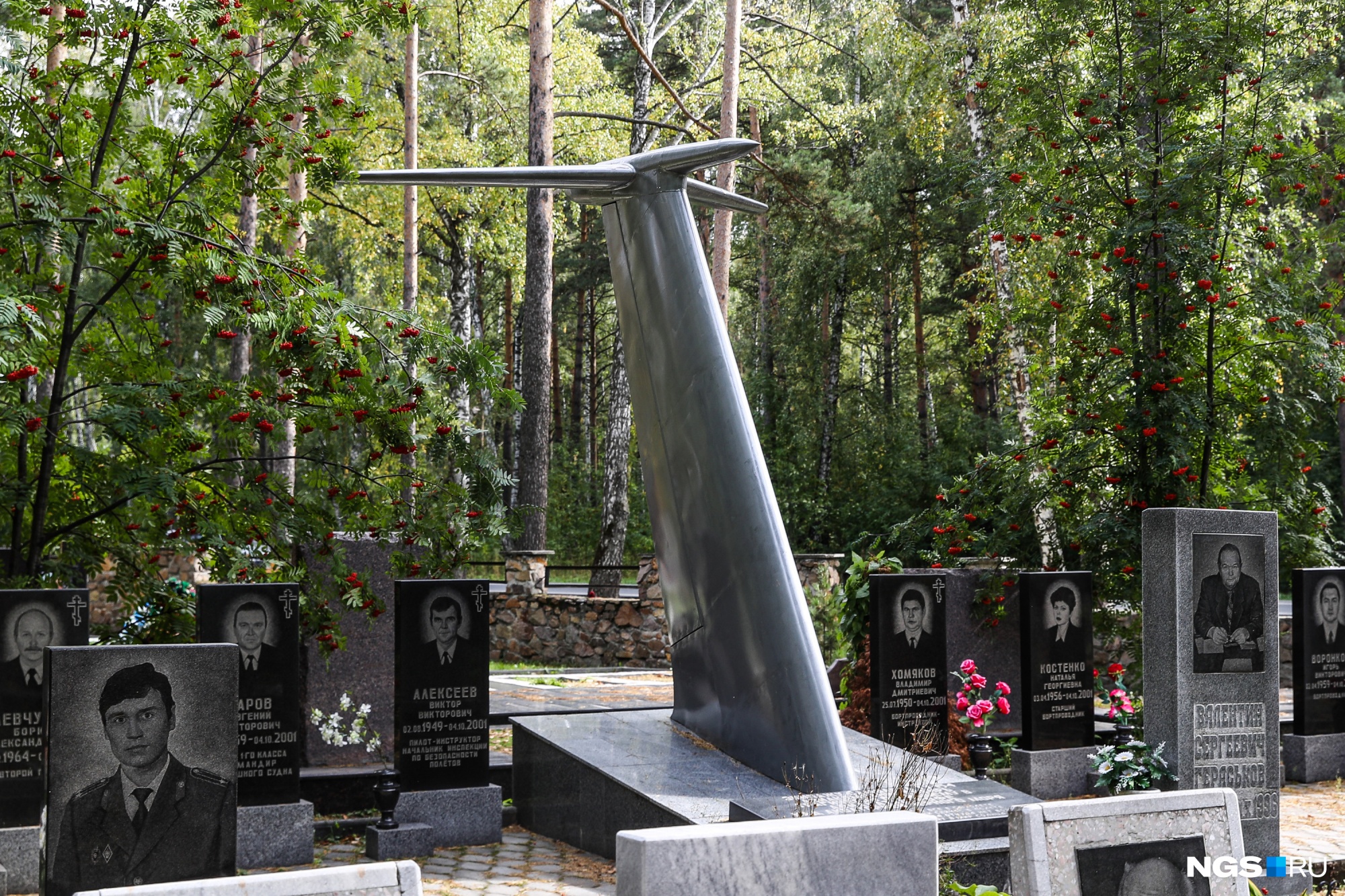 Памятник экипажу Ту-154 на Заельцовском кладбище