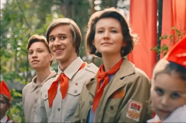 Действие сериала разворачивается в типовом советском пионерлагере. Кадр из фильма «Пищеблок» Действие сериала разворачивается в типовом советском пионерлагере. Кадр из фильма «Пищеблок»