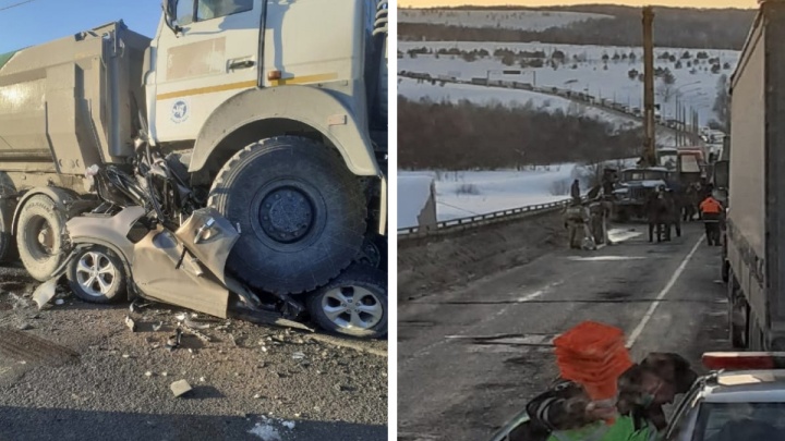 Легковушку раздавило фурами: авария на трассе М-5 в Челябинской области собрала пробку
