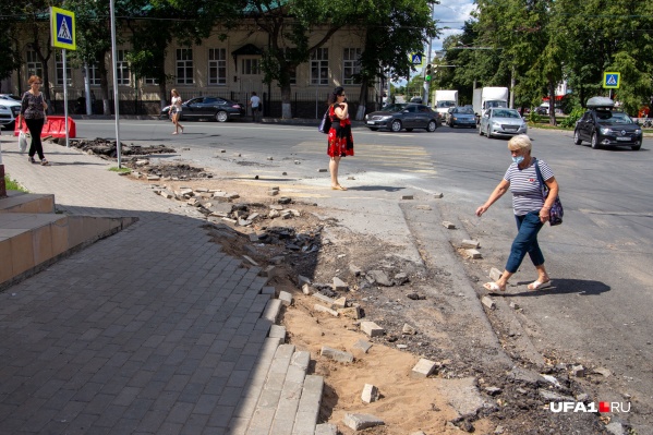 На некоторых участках уже поставили новые бордюры, но работа еще далеко не закончена На некоторых участках уже поставили новые бордюры, но работа еще далеко не закончена