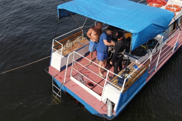 Водолазам предстоит поднять тела на поверхность Водолазам предстоит поднять тела на поверхность