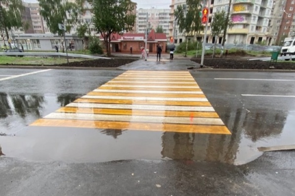 На проспекте Машиностроителей в Ярославле после дождей пешеходные переходы уходят под воду На проспекте Машиностроителей в Ярославле после дождей пешеходные переходы уходят под воду