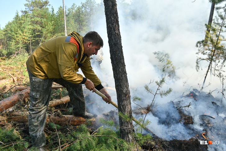 В тушении лесных пожаров в Югре задействованы около 800 огнеборцев