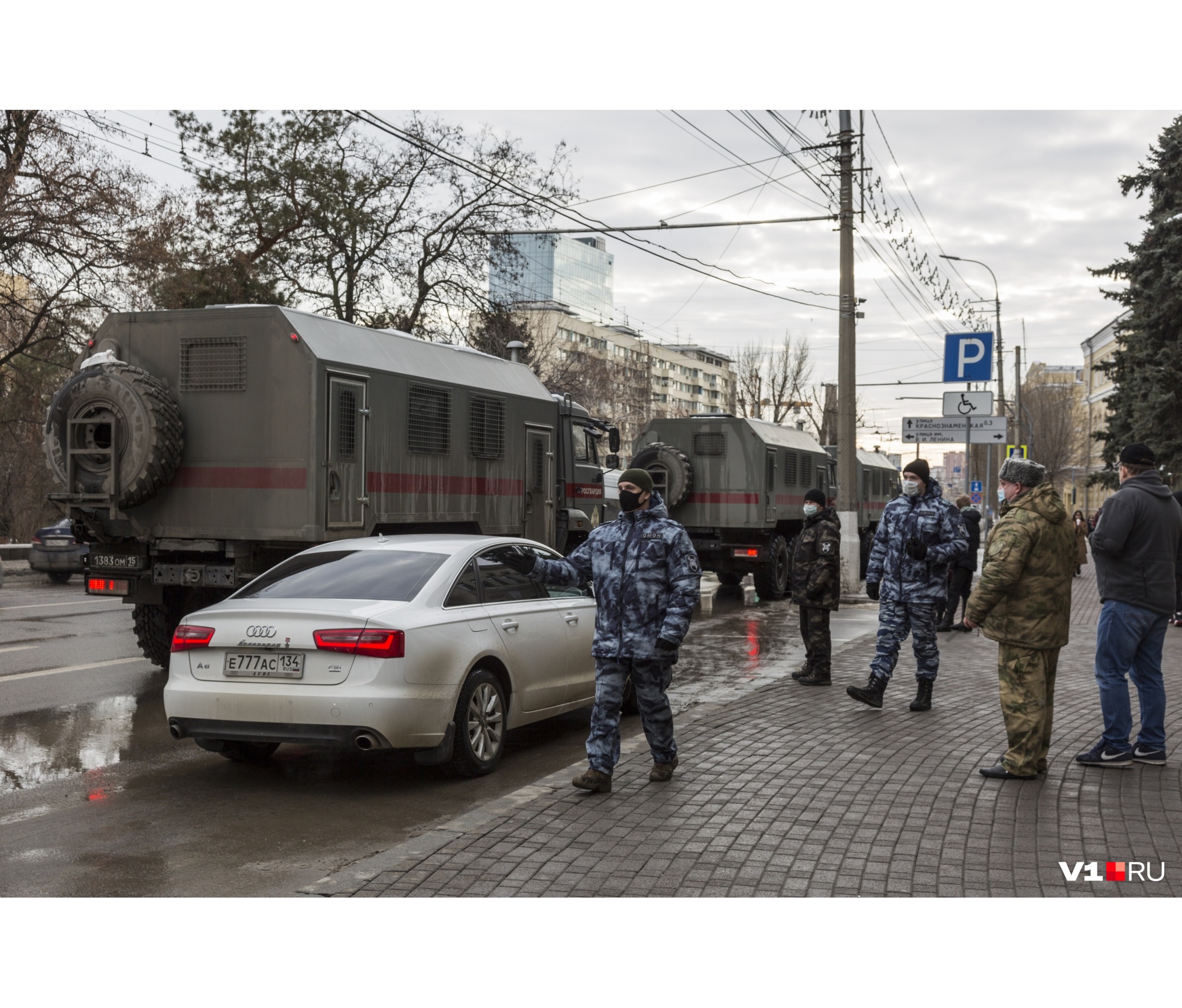 У здания областной администрации заблаговременно выстроились автозаки У здания областной администрации заблаговременно выстроились автозаки